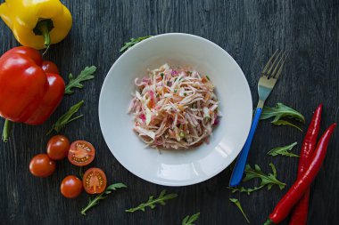 Beyaz lahana, havuç ve biber lezzetli salata. Yeşillik ve sebzelerle dekore edilmiştir. Veggie yemeği. Doğru beslenme. Koyu ahşap arka plan.