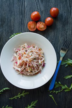 Beyaz lahana, havuç ve biber lezzetli salata. Yeşillik ve sebzelerle dekore edilmiştir. Veggie yemeği. Doğru beslenme. Koyu ahşap arka plan.