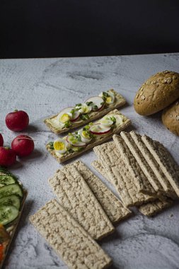Diyet ekmeği. Ekmek zayıflama yerine. Vejeteryan sandviçler. Doğru beslenme. Işık arka plan. Close.