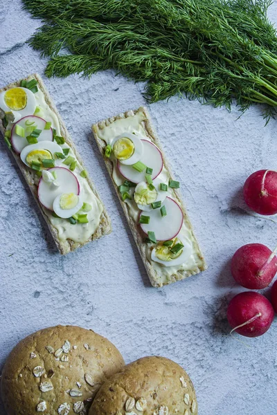 Dietary bread with quail egg, radish and melted cheese. Vegetarian sandwiches. Light background Close-up. — Stock Photo, Image