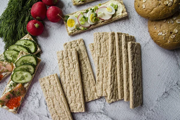 Dietary bread. Substitute for slimming bread. Vegetarian sandwiches. Proper nutrition. Light background. Close-up. — Stock Photo, Image