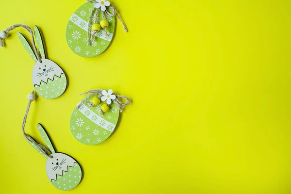 Conejo de Pascua y huevos de Pascua sobre un fondo amarillo. Vista desde arriba. Copiar espacio, espacio para texto . —  Fotos de Stock