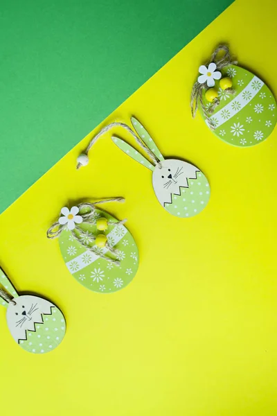 Osterhase und Ostereier auf gelbem Hintergrund. Blick von oben. Kopierraum, Platz für Text. — Stockfoto