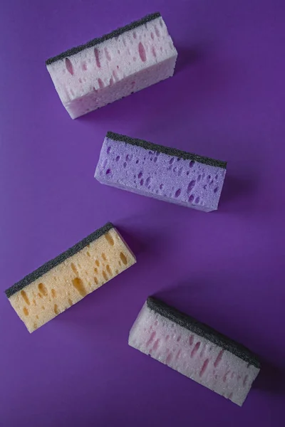 Esponjas para lavar platos. Fondo violeta . —  Fotos de Stock
