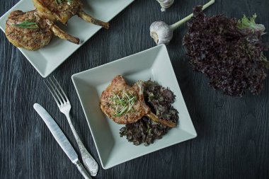 Baharat ve otlar ile domuz kaburga ızgara biftek. Kemikli biftek. Yukarıdan görüntüleyin. Koyu ahşap arka plan.