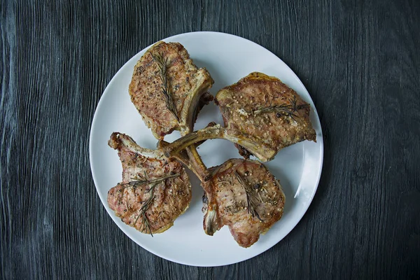 Steaks grillés de côtes de porc avec des épices et des herbes. Vue du super fond en bois sombre . — Photo