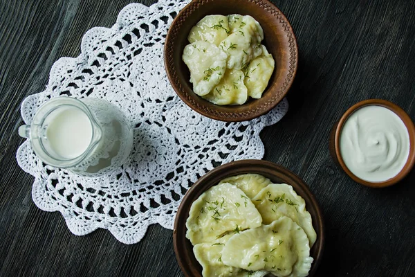 Dumplings Met Aardappelen Kool Zure Room Melk Groenen Traditionele Schotel — Stockfoto