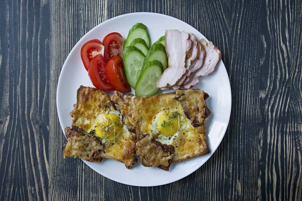 Сэндвич на гриле с яйцом, овощами и беконом на темном деревянном фоне. Вкусный завтрак . — стоковое фото