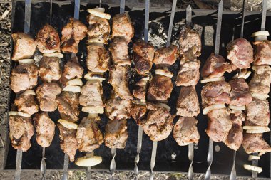 Barbekü et şiş marul ile bir tabakta üzerinde. Et şiş üzerinde. Yukarıdan görüntüleyin. Koyu arka plan.