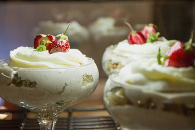 Çilekli tatlı. Narin krema, çilek ile sünger kek dilimleri.