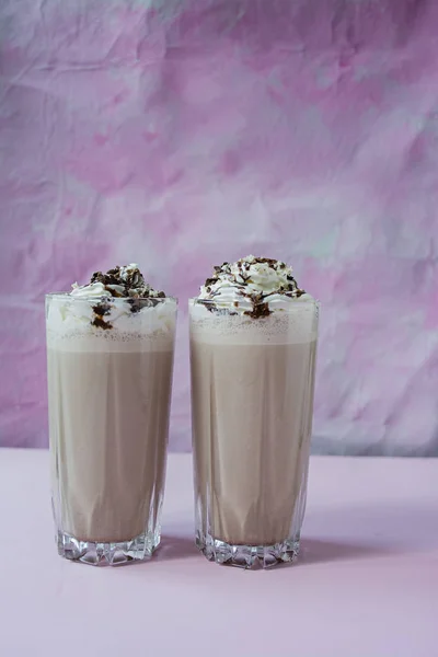 Milkshake met chocolade op een lichte achtergrond. — Stockfoto