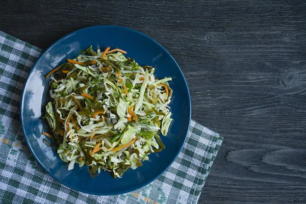 Salat aus Weißkohl, Grünkohl und frischen Karotten, gewürzt mit Olivenöl, Dill und Petersilie. dunkler Holzhintergrund. — Stockfoto