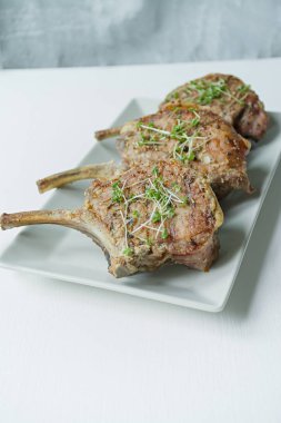 Baharat ve otlar ile domuz kaburga ızgara biftekler. Kemik bifteği. Yan görünüm. Koyu ahşap arka plan.