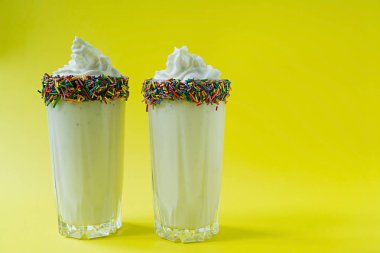 Dondurma ve krem şanti ile Kiraz milkshake, marshmallow, kurabiye, waffle, cam bir fincan servis edilir. Koyu ahşap arka plan. Metin için alan.