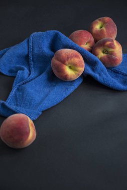 Karanlık bir arka planda şeftali. Yukarıdan görüntüle. Metin alanı.