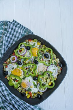 Bir tavada sebzeli kızarmış yumurta. Shakshuk. Arap mutfağı uygun beslenme. Yukarıdan görüntüle. Metin alanı.