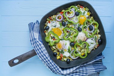 Bir tavada sebzeli kızarmış yumurta. Shakshuk. Arap mutfağı uygun beslenme. Yukarıdan görüntüle. Metin alanı.