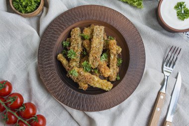 Peynir ve ekmek kırıntısı ile fırında kabak. Vegan yemek. Vejetaryen mutfağı. Yukarıdan görüntüleyin. Açık arka plan.