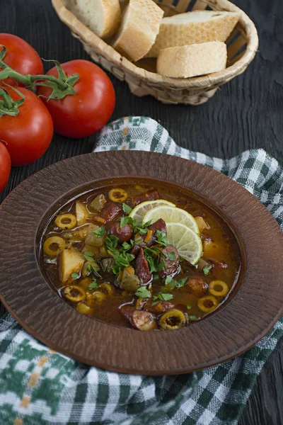 Klassiskt kött team sammelsurium med rökt kött. Saltwort. Utrymme för text. — Stockfoto