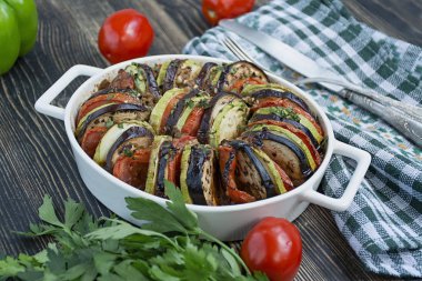 Ratatouille fırında pişirilen geleneksel bir Fransız sebze yemeğidir. Diyet vejetaryen gıda - Ratatouille güveç.