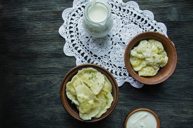 Köfte Patates ve lahana ile. Ekşi krema, süt ve Yeşiller. Ukrayna'nın geleneksel çanak. Koyu ahşap arka plan.