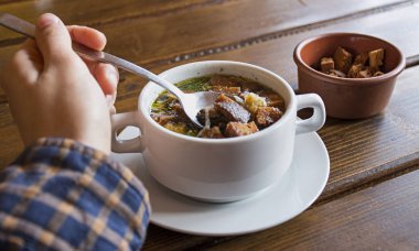 Krakerli çorba. Kraker ve otlar ile Tavuk suyu.