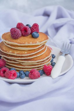 Mavi ahşap arka planda taze dut ile Krep. Meyveli krep. Yaz ev yapımı kahvaltı. Metin için boşluk. Mavi arka plan.
