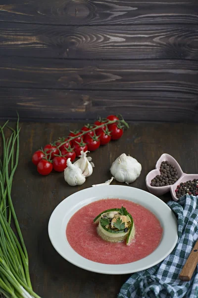 Traditionelle spanische Gazpacho-Suppe mit Muscheln. hölzerner Hintergrund. — Stockfoto