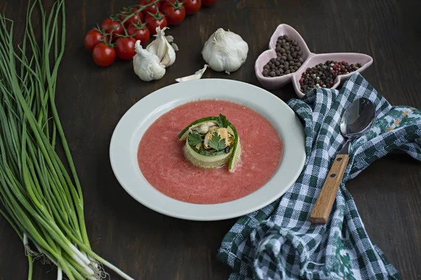 Traditionelle spanische Gazpacho-Suppe mit Muscheln. hölzerner Hintergrund. — Stockfoto