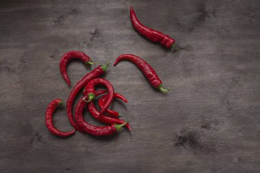 Tahta bir arka plan üzerinde acı biber. Metin için yer.