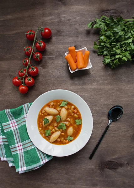 Minestrone soppa med pasta och örter. Italienska rätter. Mörk trä bakgrund. Plats för text. — Stockfoto