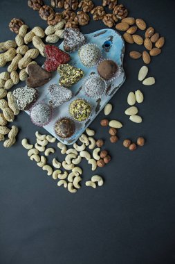 Kurutulmuş meyve tatlısı. Toplar şeklinde şeker. Kurutulmuş meyve ve fındık. Çeşit çeşit fındık. Yukarıdan görüntüle.