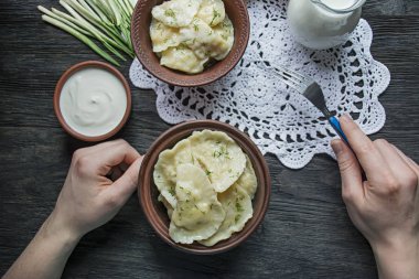 Köfte Patates ve lahana ile. Ekşi krema, süt ve Yeşiller. Ukrayna'nın geleneksel çanak. Koyu ahşap arka plan.