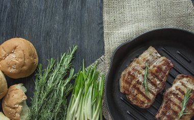 Brüksel lahanası ile ızgara pirzola