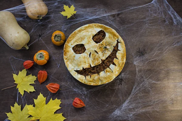 할로윈 케이크입니다. 할로윈 수제 케이크. 가을 테마입니다. 할로윈을위한 수제 디저트의 아이디어. 할로윈을위한 음식. 어두운 나무 배경. — 스톡 사진