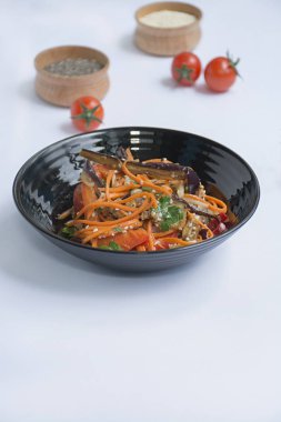 Patlıcan, biber ve havuç salatası. Kore patlıcan salatası. Beyaz arka plan. - Evet. Vejetaryenlik. Yukarıdan bak. Uzayı kopyala Düz yatıyordu.