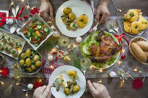 Christmas family dining table. Festive table. Table setting. Presents . New Year. View from above. — Stock Photo, Image