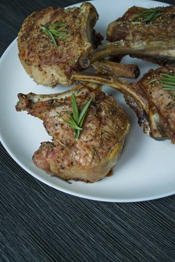 Baharat ve otlar ile domuz kaburga ızgara biftek. Yan görünüm. Koyu ahşap arka plan.