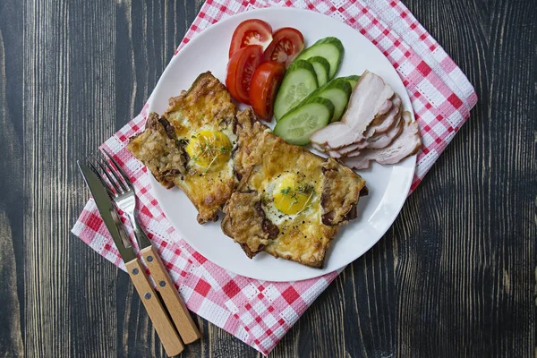 Сэндвич на гриле с яйцом, овощами и беконом на темном деревянном фоне. Вкусный завтрак. Место для текста . — стоковое фото