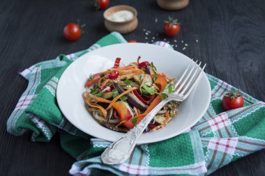 Patlıcan, biber ve havuç salatası. Kore patlıcan salatası. Beyaz arka plan. Vejetaryenlik. Yukarıdan bak. Boşluğu kopyala.