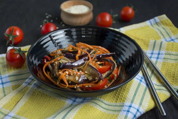 Insalata di melanzane, pepe e carote. Insalata coreana di melanzane. Sfondo bianco. Vegetarismo. Vista dall'alto. Copia spazio . — Foto Stock