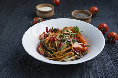 Patlıcan, biber ve havuç salatası. Kore patlıcan salatası. Beyaz arka plan. Vejetaryenlik. Yukarıdan bak. Boşluğu kopyala.