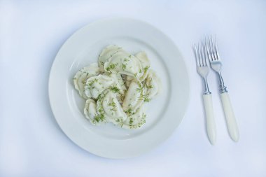 Beyaz tabakta patatesli börek. Beyaz arka plan. Geleneksel Ukrayna yemeği.