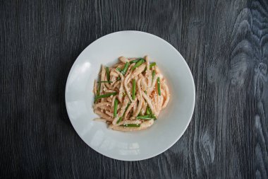 Daikon turplu salata, yeşil soğan, bal ve kırmızı biber tozu. Düz yatıyordu. Mesaj için yer var. Koyu arkaplan.