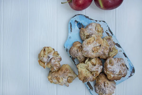 Zelfgemaakte appelkoekjes. Koekjes met appels. Herfst eten. Vlakke plaat. — Stockfoto