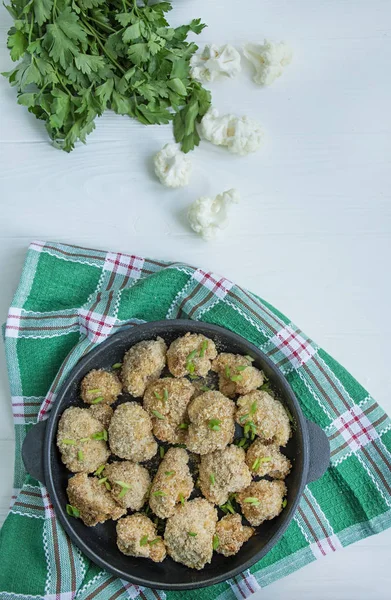 Fried breaded cauliflower. Dish in a small pan. White wood background. Space for text. — ストック写真