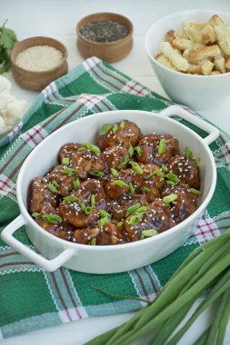 Soslu ve susamlı kızarmış Karnabahar. Asya usulü yemek. Beyaz tahta arkaplan.