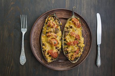 Patlıcan dolması. Kıyma, sebze ve otlu patlıcan. Ahşap arka plan. Mesaj için yer var. Düz yatıyordu.