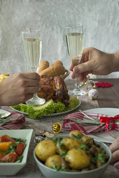 Champán en las manos. Navidad 2020. Mesa de Navidad. Año Nuevo . — Foto de Stock