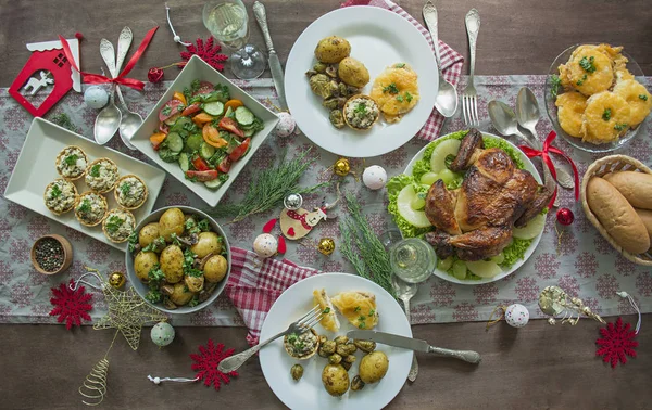 Cenário de mesa para o Natal, ano novo. Prato, talheres vintage na mesa. Férias de Ano Novo. Deitado. Vista de cima . — Fotografia de Stock